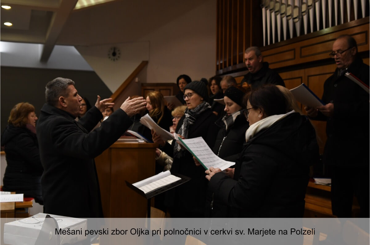 Mešani pevski zbor Oljka pri polnočnici v cerkvi sv. Marjete na Polzeli